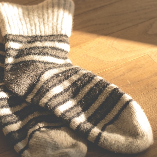 Suffering From Cold Feet & Hands? Here's How To Keep Them Warm!